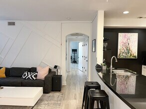 5037 Rosewood Ave, Unit 101 in Los Angeles, CA - Foto de edificio - Building Photo