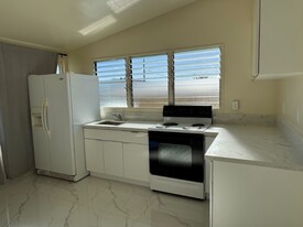 1676 Hoonipo St in Pearl City, HI - Building Photo