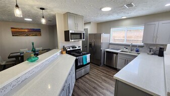 9735 Stonemont Rd in La Porte, TX - Building Photo