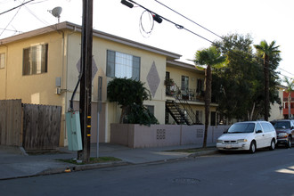 1092 Gladys Ave in Long Beach, CA - Building Photo - Building Photo