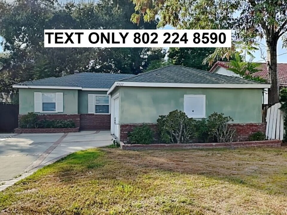 6941 Newcastle Ave in Los Angeles, CA - Building Photo