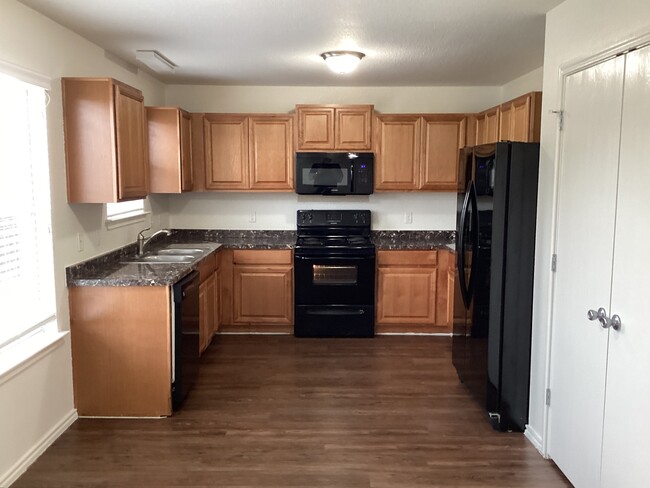 210 Phillips St in Hutto, TX - Building Photo - Building Photo