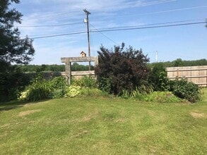 181 E Shore S, Unit A in Grand Isle, VT - Foto de edificio - Building Photo