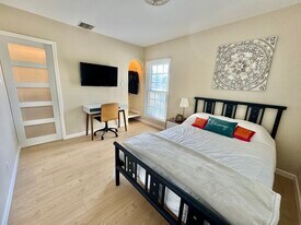 10443 Califa St in North Hollywood, CA - Building Photo