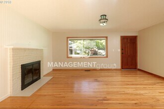 6096 SW Harrington Ave in Lake Oswego, OR - Building Photo - Building Photo