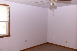1330 James Cir in Zanesville, OH - Building Photo