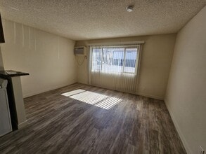 Commerce-10042 in Tujunga, CA - Foto de edificio - Interior Photo