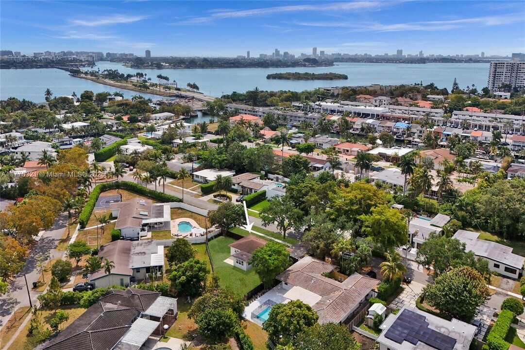 2125 Alamanda Dr in North Miami, FL - Building Photo