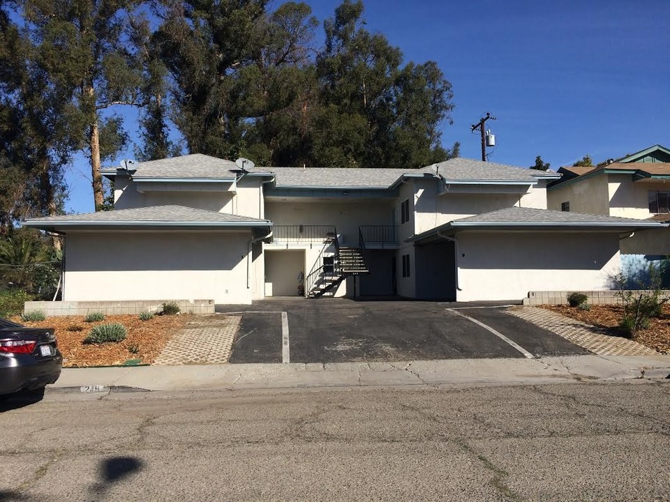 249 W Santa Barbara St in Santa Paula, CA - Building Photo