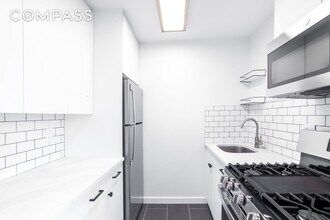 60 Henry St-Unit -7-E in New York, NY - Building Photo - Building Photo