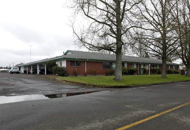 Fairway Villa Apartments in Woodburn, OR - Building Photo - Building Photo