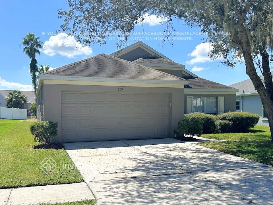 909 Ridge Haven Dr in Brandon, FL - Building Photo