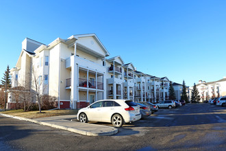 17 Country Village Bay NW in Calgary, AB - Building Photo - Building Photo