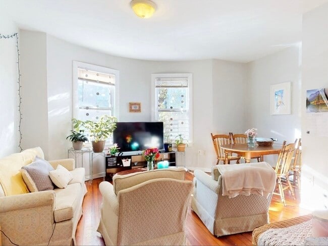 32 S Huntington Ave in Boston, MA - Foto de edificio - Building Photo