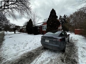 2911 Dominion Blvd in Windsor, ON - Building Photo - Building Photo