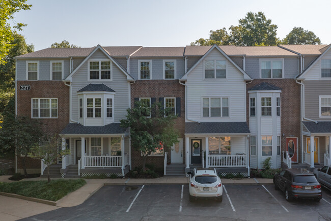 Monroe Station in Kirkwood, MO - Foto de edificio - Building Photo