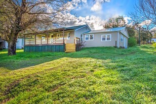 2018 Tooles Bend Rd in Knoxville, TN - Building Photo