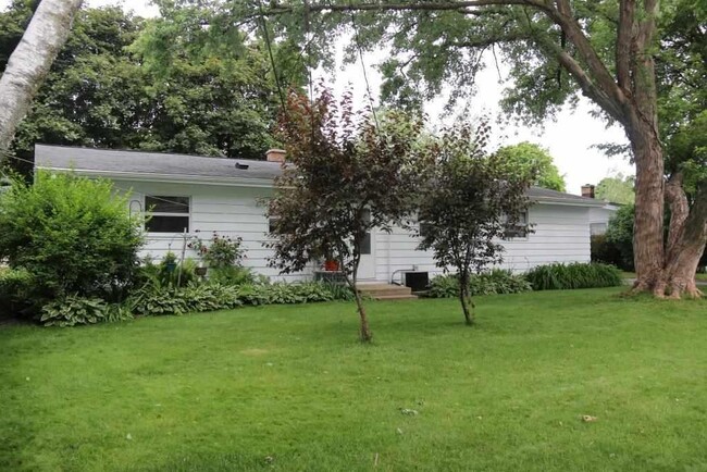 2017 Cameron Dr in Madison, WI - Foto de edificio - Building Photo