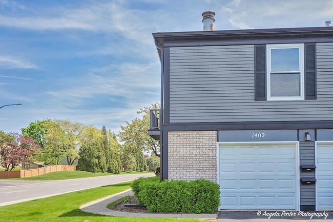 1402 Inverrary Ln in Deerfield, IL - Building Photo - Building Photo