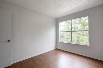 Park Plaza Apartments in Austin, TX - Building Photo - Interior Photo