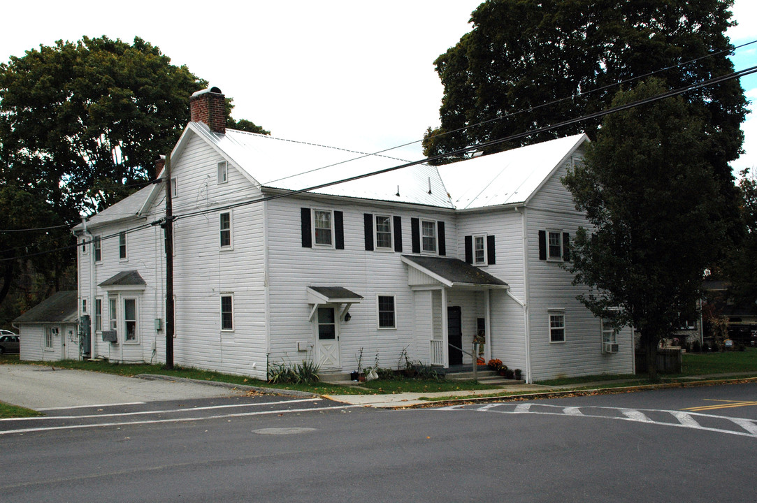 10 W Main St in Fairfield, PA - Building Photo