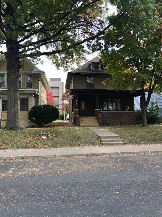 906 N Cooper St in Peoria, IL - Foto de edificio