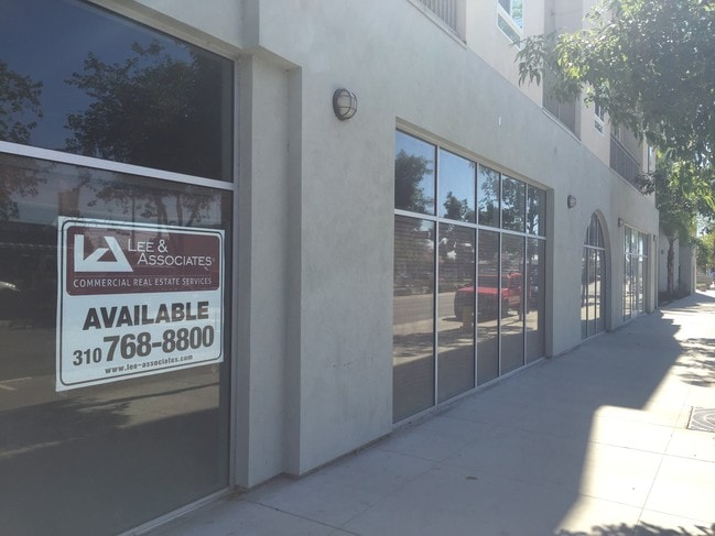 Hollydale Plaza Apartments in South Gate, CA - Foto de edificio - Building Photo