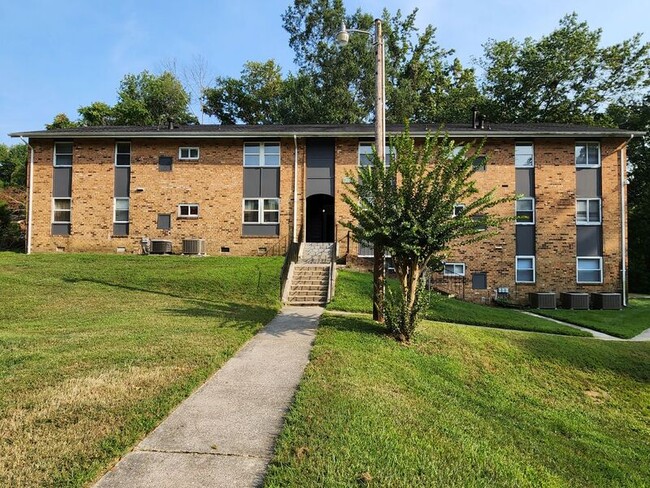 2004 Warren Ave-Unit -Unit E in Hopewell, VA - Foto de edificio - Building Photo