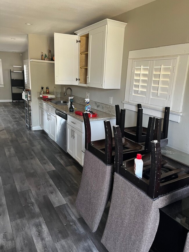 2501 N Sierra Way in San Bernardino, CA - Foto de edificio - Building Photo