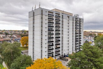 2600 Jane St in Toronto, ON - Building Photo - Building Photo