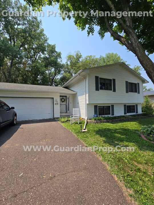 2305 Woodbridge Cir N in Roseville, MN - Building Photo