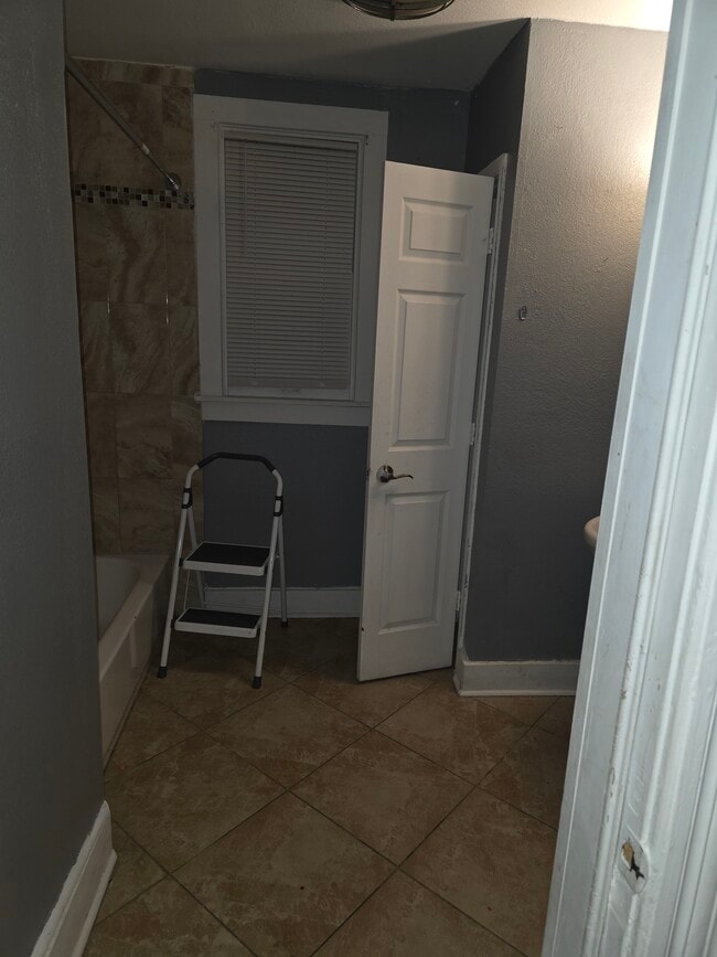 2435 N 15th St in Milwaukee, WI - Foto de edificio - Building Photo