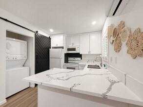 39572 Armfield Ave in Palmdale, CA - Foto de edificio - Building Photo