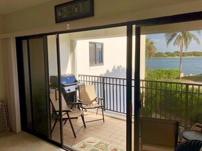 1630 Seaway Dr-Unit -209 in Fort Pierce, FL - Foto de edificio - Building Photo
