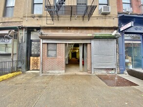 692 Ninth Ave in New York, NY - Building Photo - Building Photo