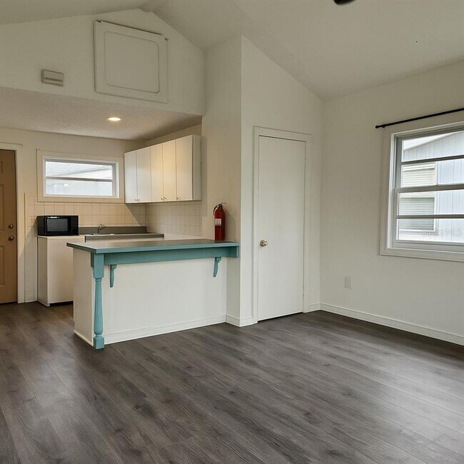 8211 N 10th St in Tampa, FL - Building Photo - Building Photo