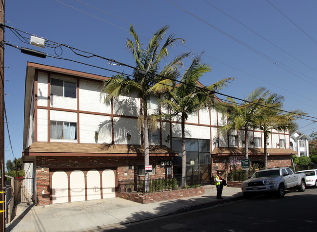 Crescent Apartments in Hawthorne, CA - Building Photo - Building Photo