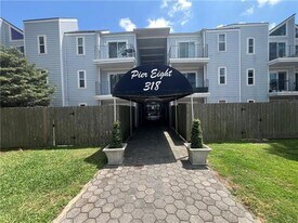 318 Lake Marina Ave, Unit 305 in New Orleans, LA - Building Photo