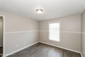 8343 Spring Lake Rd N in Jacksonville, FL - Foto de edificio - Building Photo