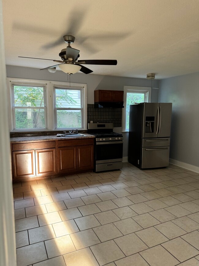 49 Buell St, Unit 1 floor in New Britain, CT - Building Photo - Building Photo