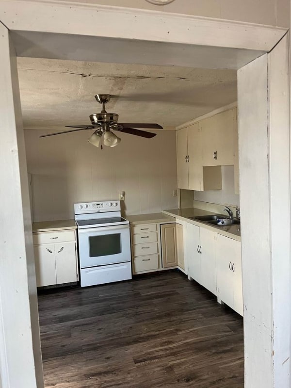 114 E Main St in Murray, NE - Foto de edificio - Building Photo