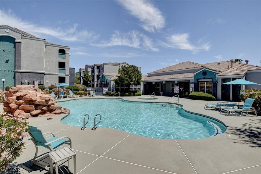 6955 N Durango Dr in Las Vegas, NV - Building Photo
