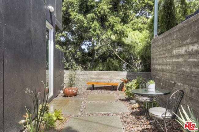 11462 Laurelcrest Rd in Los Angeles, CA - Building Photo - Building Photo