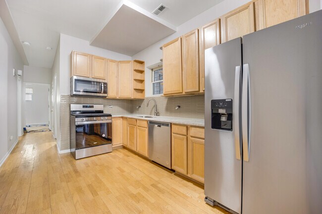 2033 W Huron St, Unit G in Chicago, IL - Building Photo - Building Photo