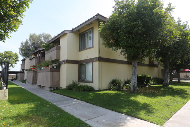 Park Plaza Apartments in Stanton, CA - Building Photo - Building Photo