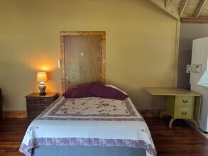 826 Jones Mill Rd, Unit Blue Cottage studio in Central, SC - Foto de edificio - Building Photo