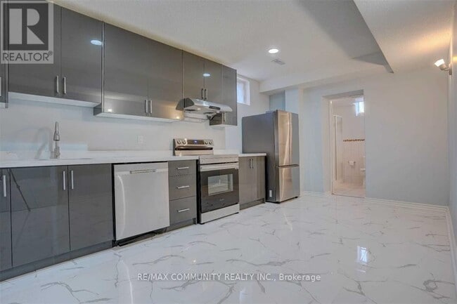 208 Twyn Rivers Dr in Pickering, ON - Building Photo - Building Photo