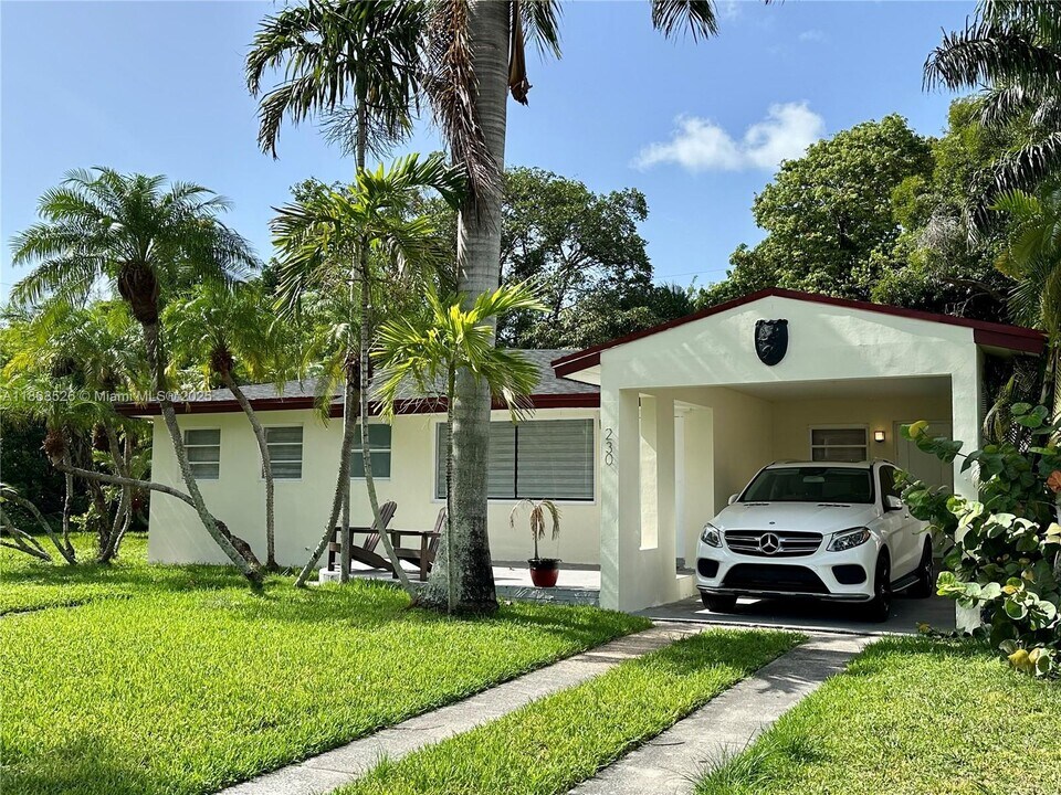 230 NE 2nd Pl in Dania Beach, FL - Building Photo
