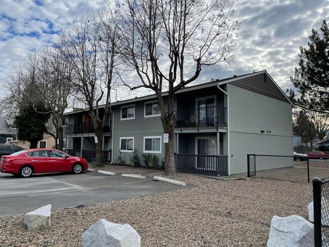 416-444 NW D St in Grants Pass, OR - Foto de edificio - Building Photo