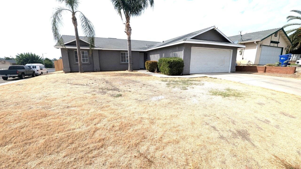 103 N Crestview St in Porterville, CA - Building Photo